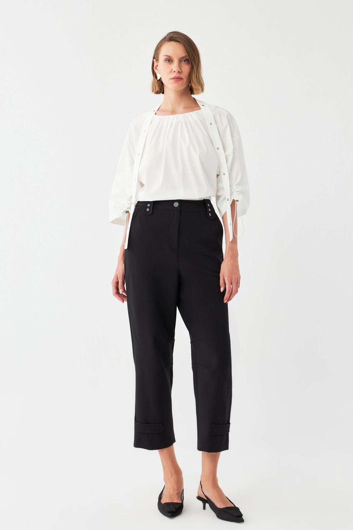 Düğme Detaylı Kısa Paça Pantolon