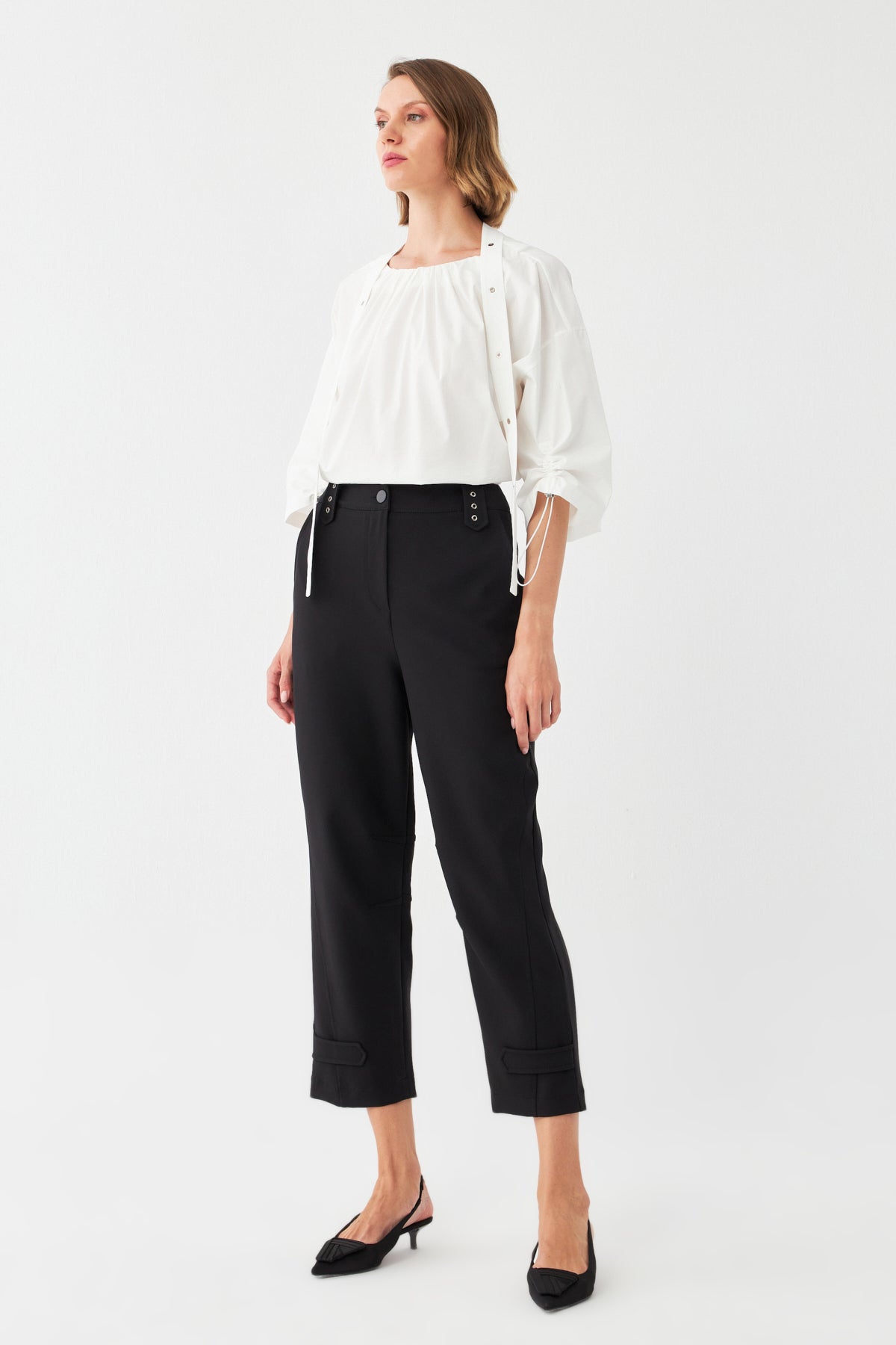 Düğme Detaylı Kısa Paça Pantolon