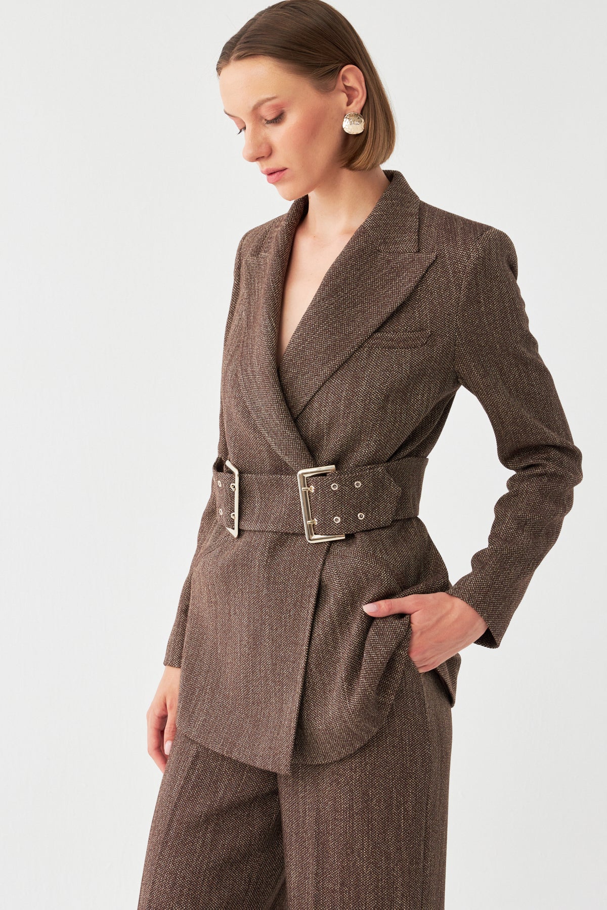 Çift Tokalı Kemerli Kahverengi Blazer Takım