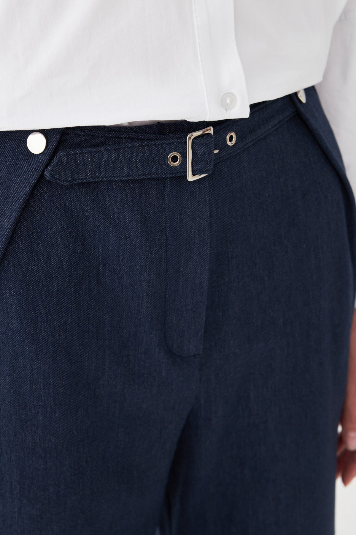 Lacivert Crop Pantolon – Metal Tokalı Şık Tasarım