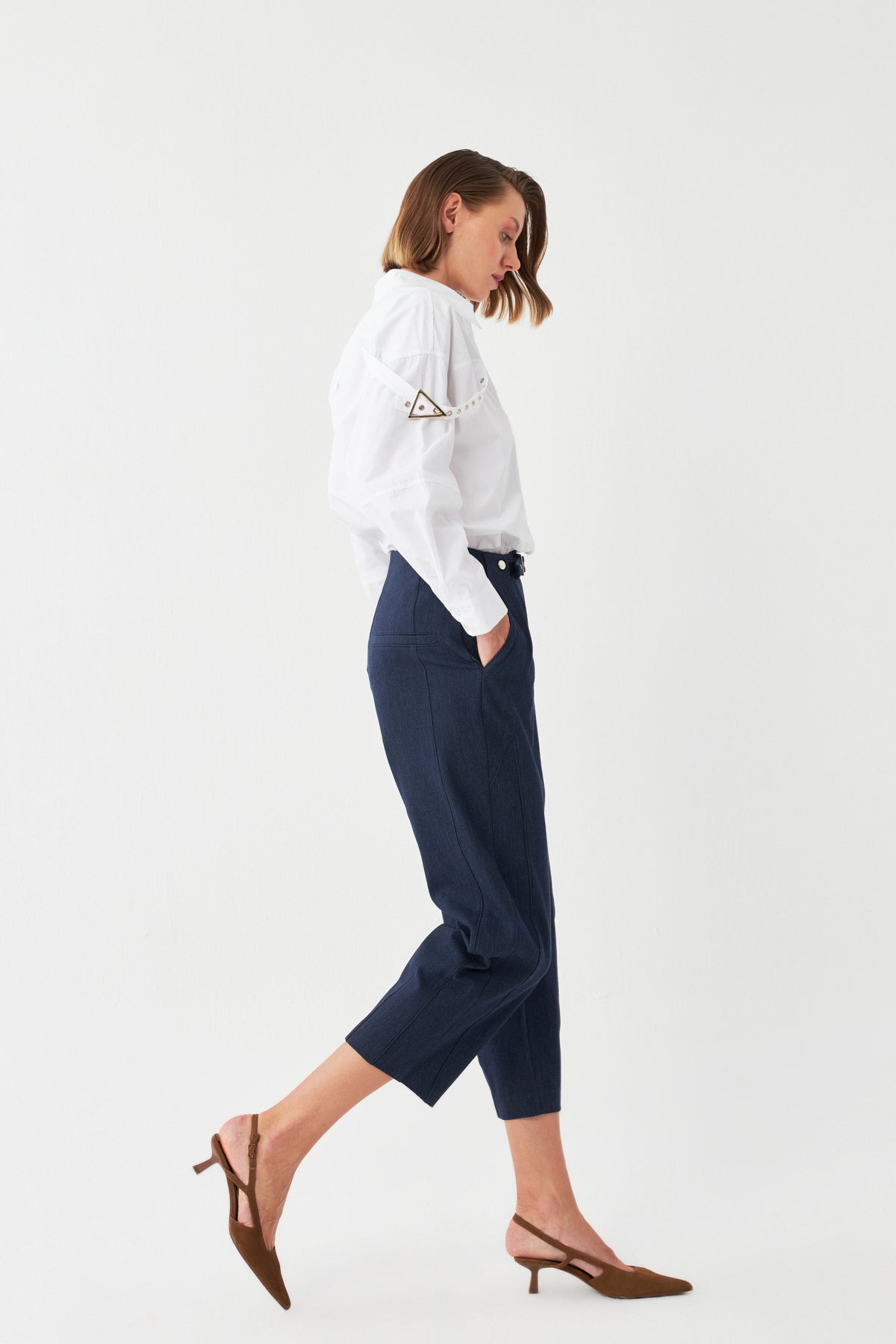 Lacivert Crop Pantolon – Metal Tokalı Şık Tasarım