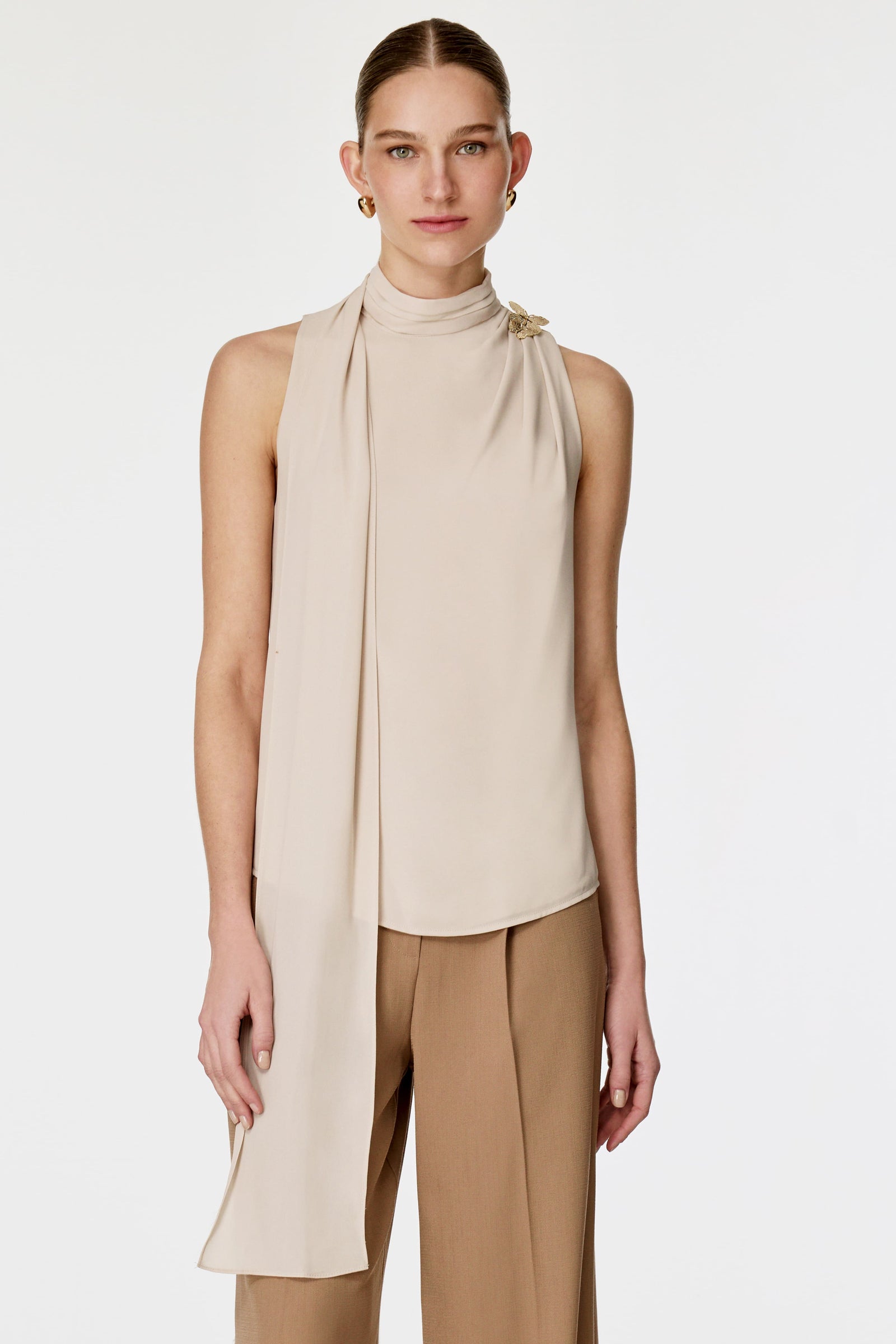 Yakası Flarlı Broşlu Bluz