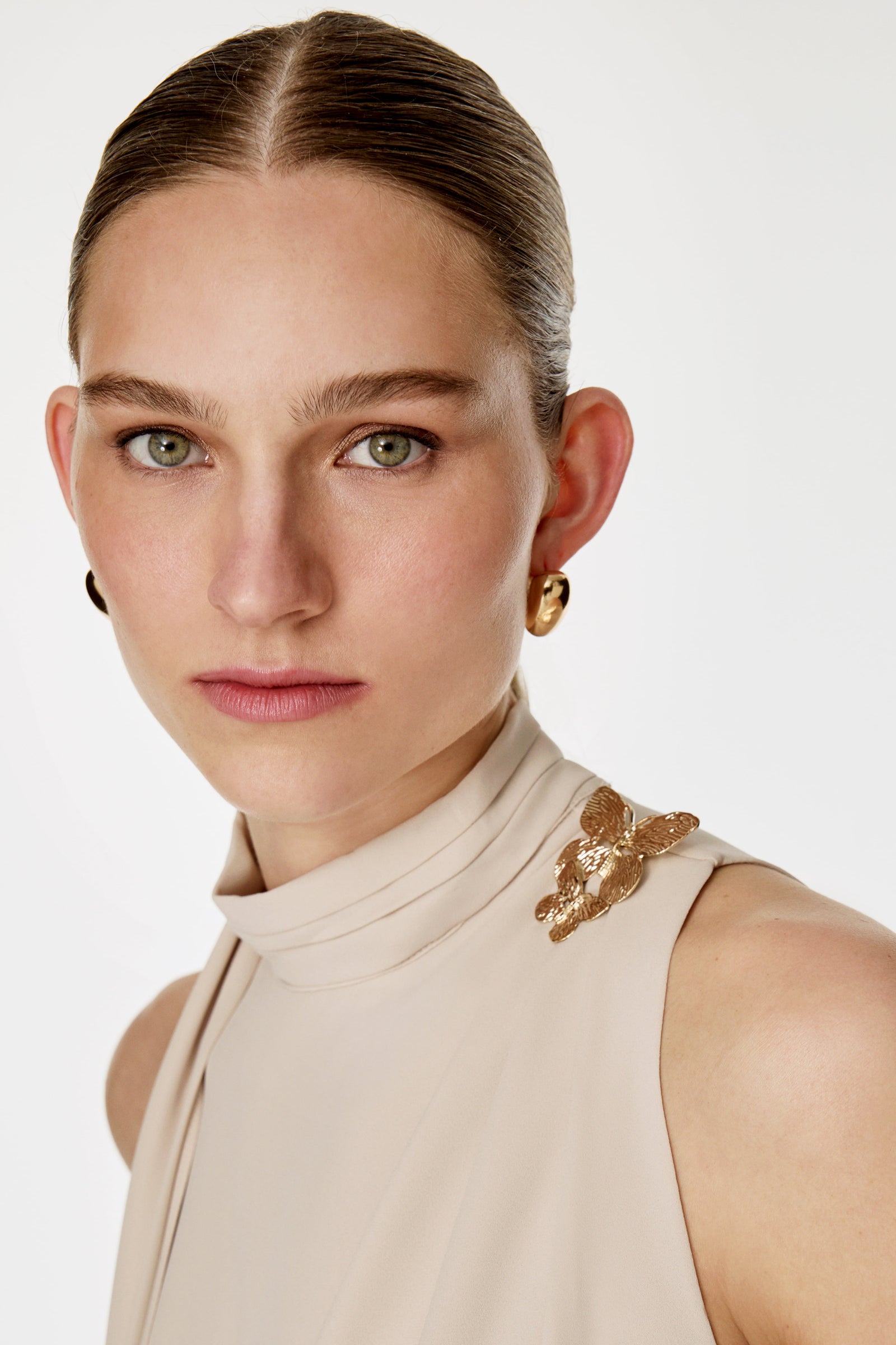 Yakası Flarlı Broşlu Bluz