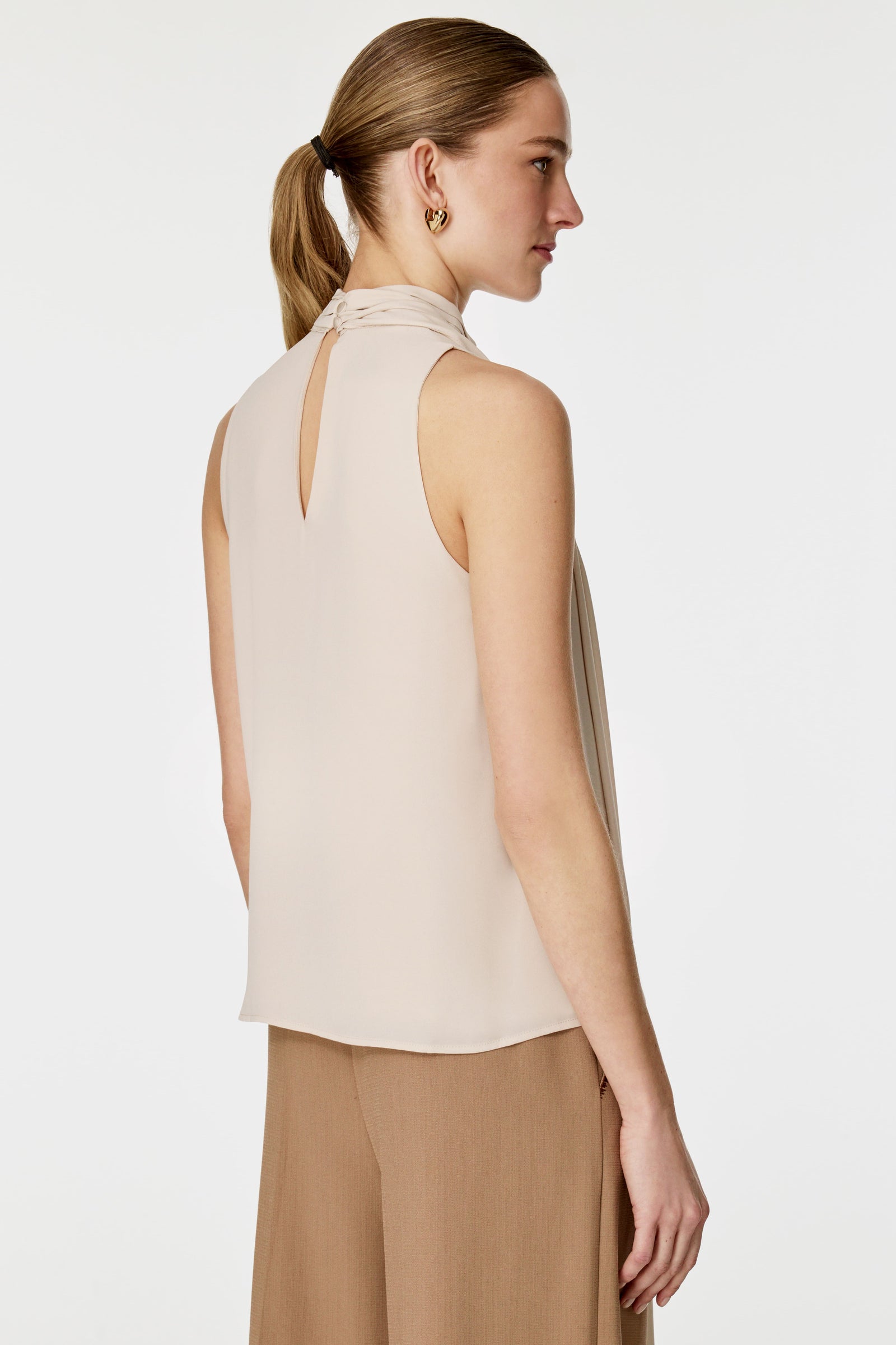 Yakası Flarlı Broşlu Bluz