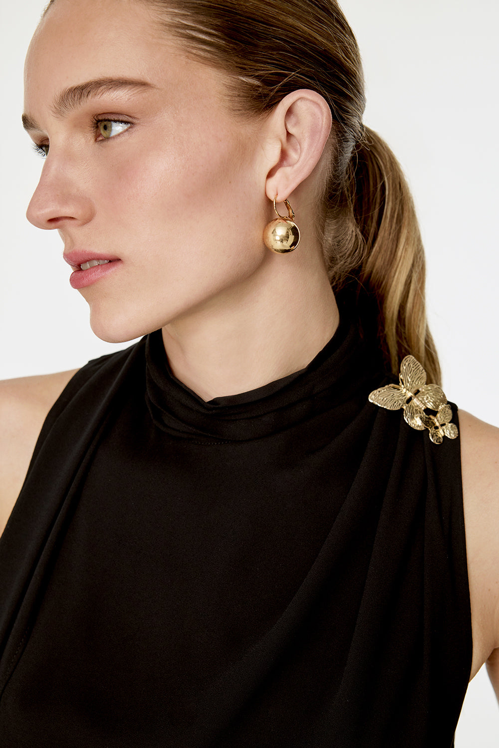 Yakası Flarlı Broşlu Bluz SİYAH