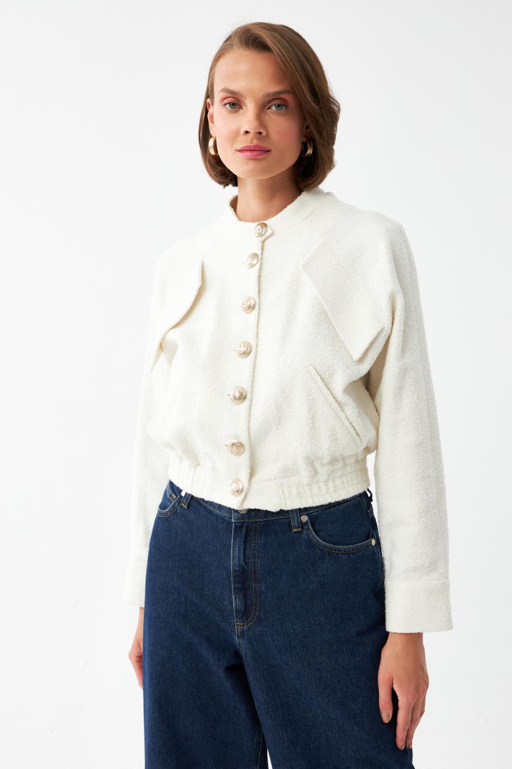 Kadın Ekru Altın Düğmeli Kısa Ceket