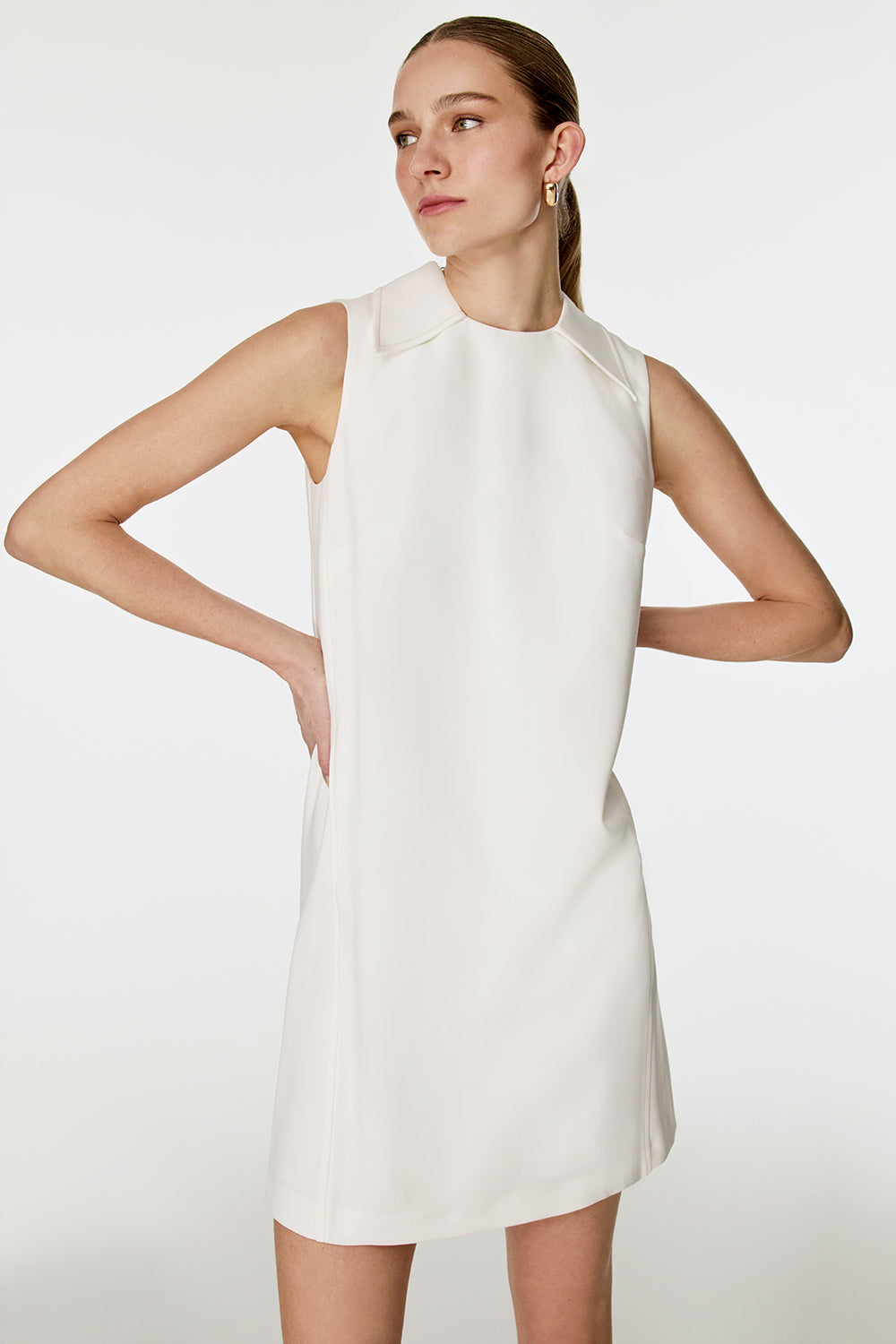 Çiçek Broşlu Mini Elbise