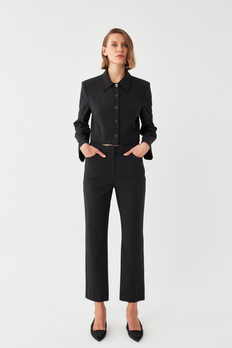 Süs Dikiş Detaylı Kısa Ceket Takım SİYAH