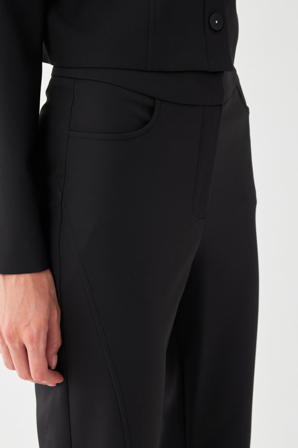 Süs Dikiş Detaylı Kısa Ceket Takım SİYAH