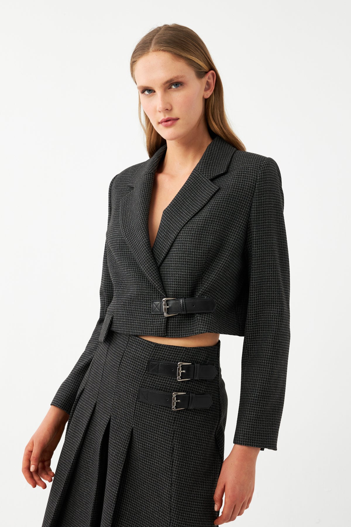 Kadın Siyah Tokalı Kemer Detaylı Kısa Blazer Ceket