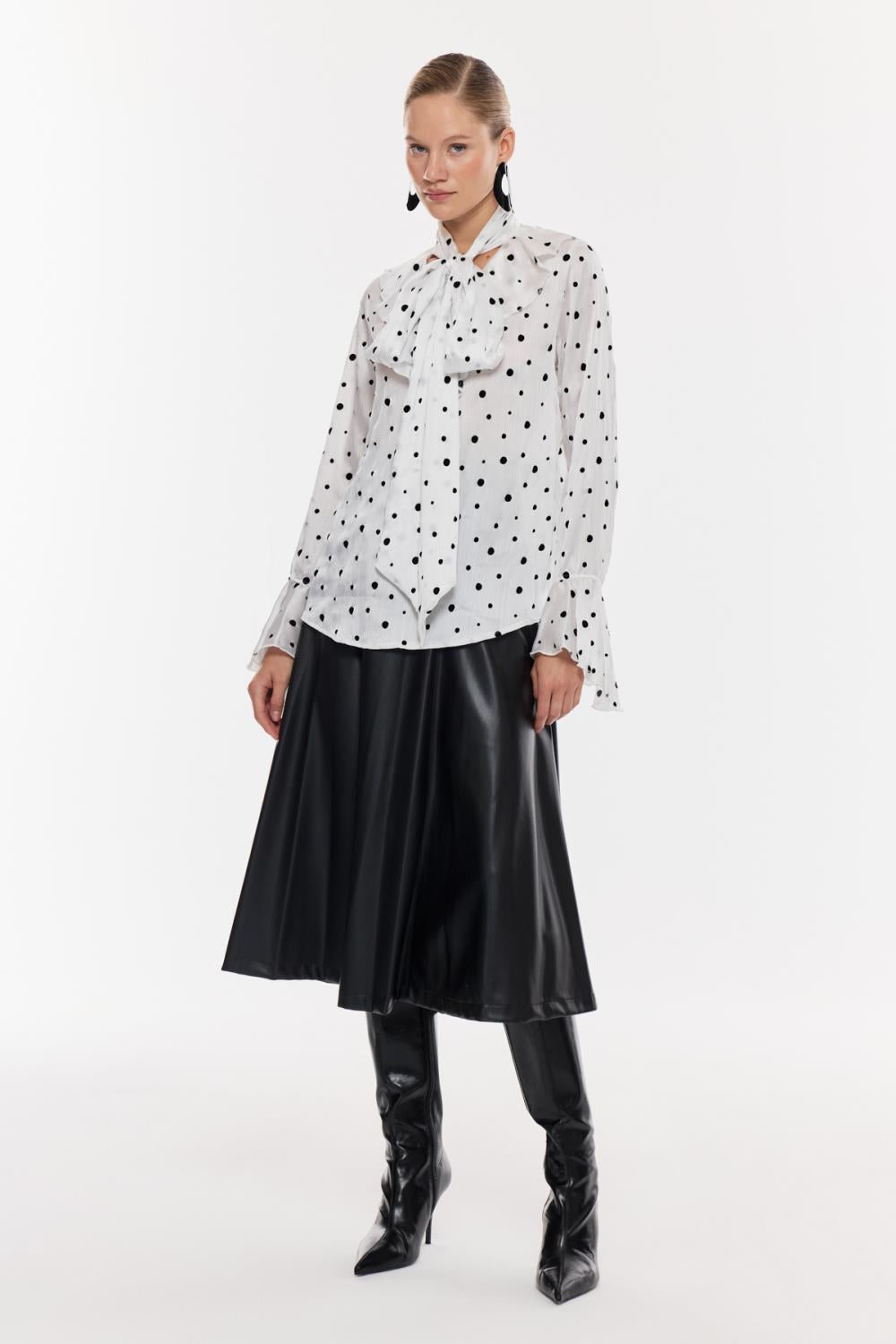 Puantiye Desenli Fular Yaka Bluz