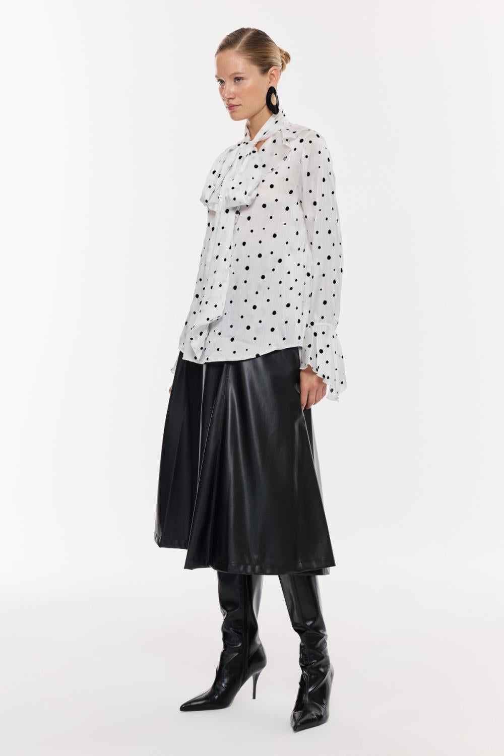 Puantiye Desenli Fular Yaka Bluz