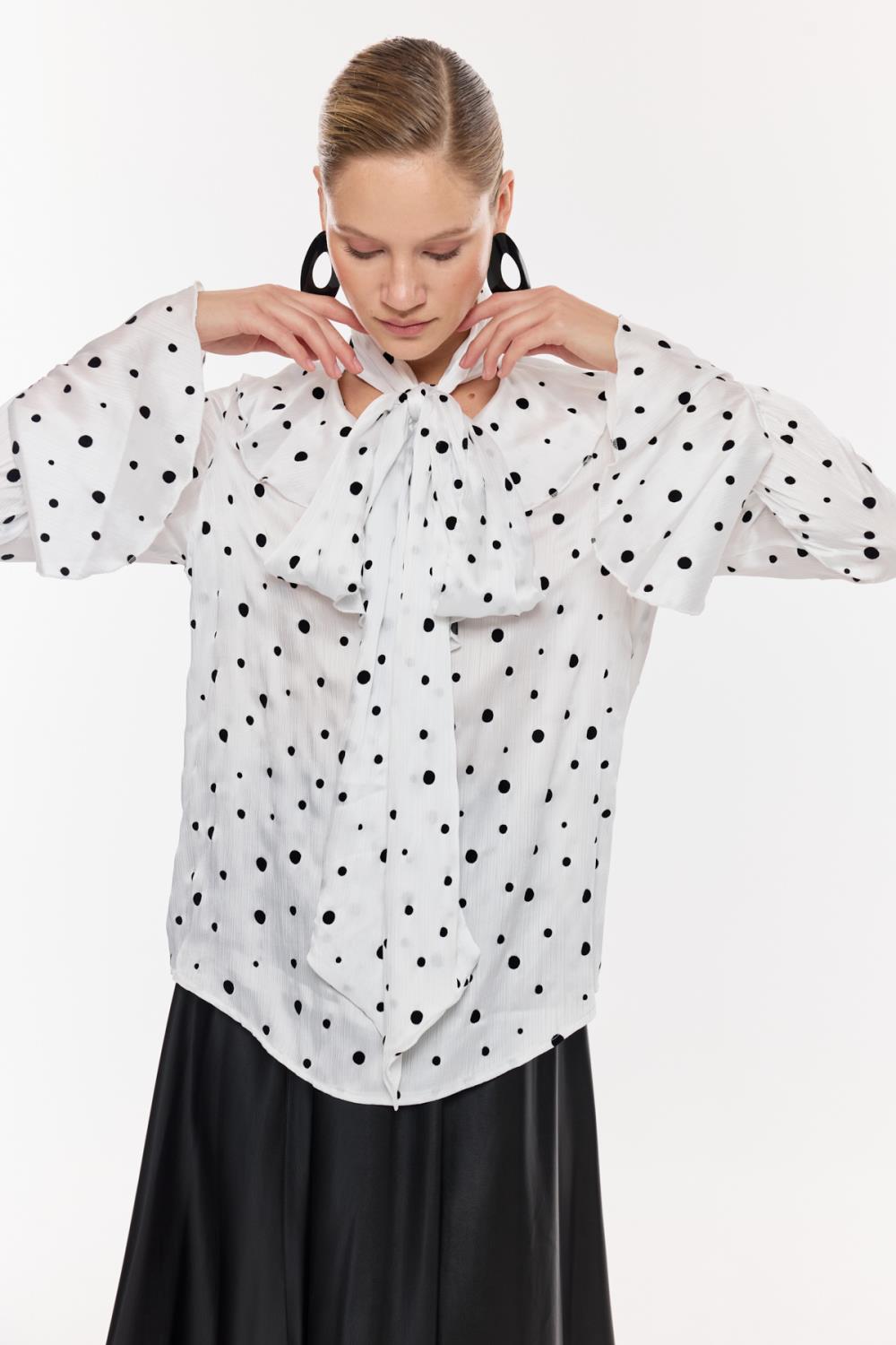 Puantiye Desenli Fular Yaka Bluz