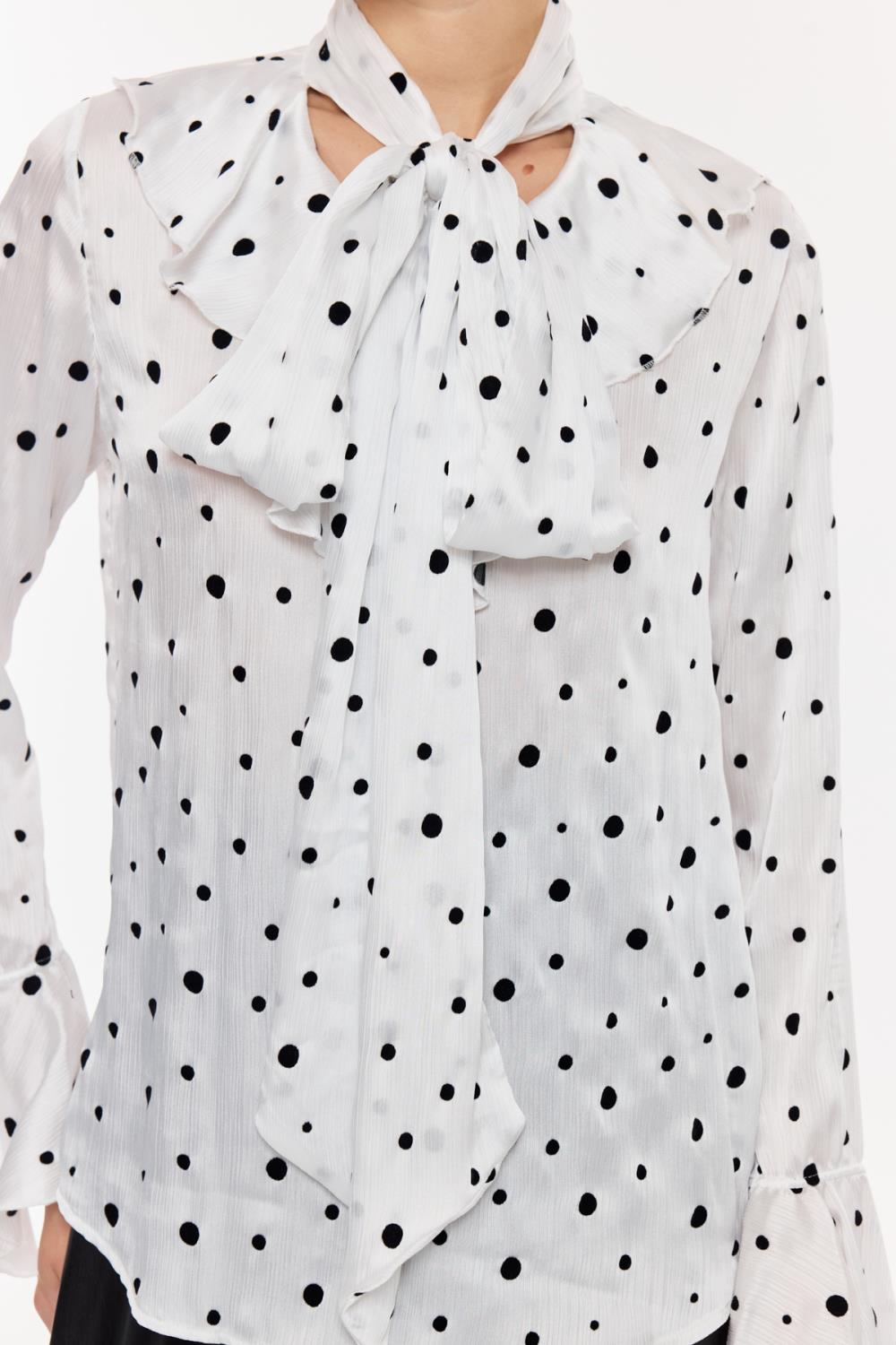 Puantiye Desenli Fular Yaka Bluz