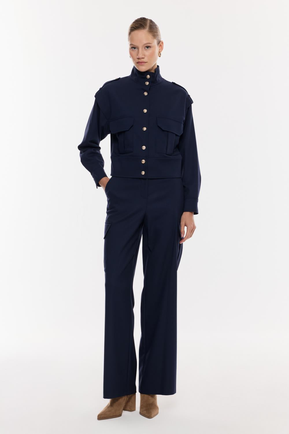 Yüksek Yakalı Düğme Detaylı Takım