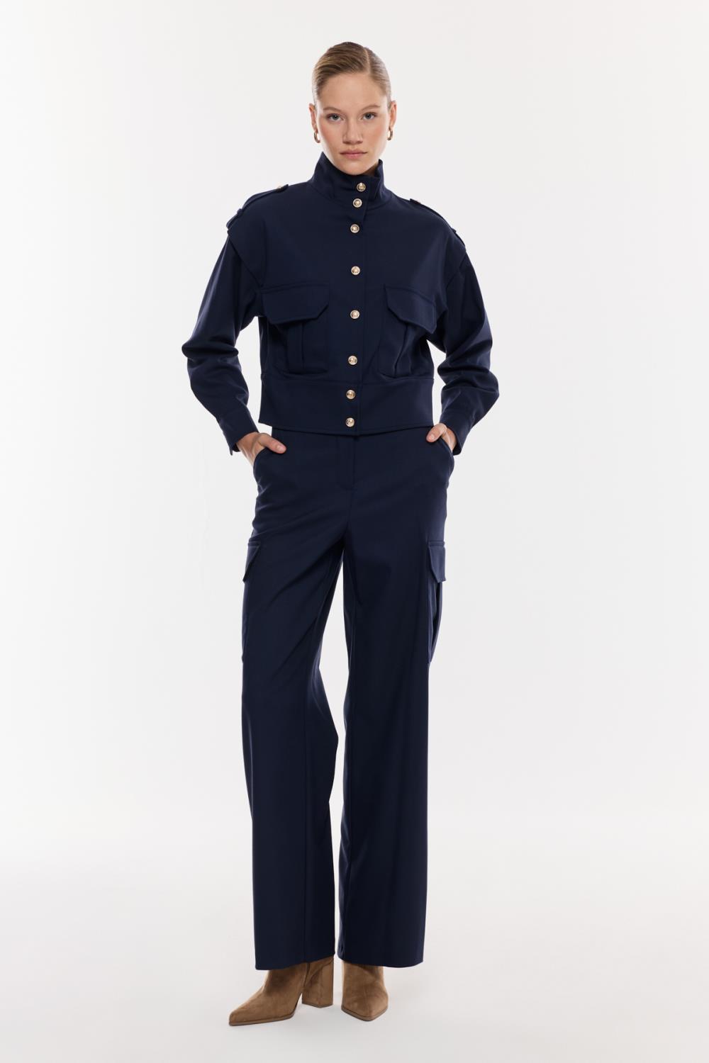 Yüksek Yakalı Düğme Detaylı Takım