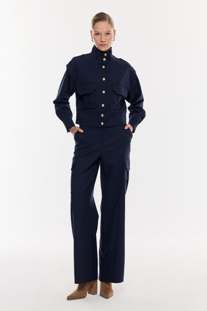 Yüksek Yakalı Düğme Detaylı Takım