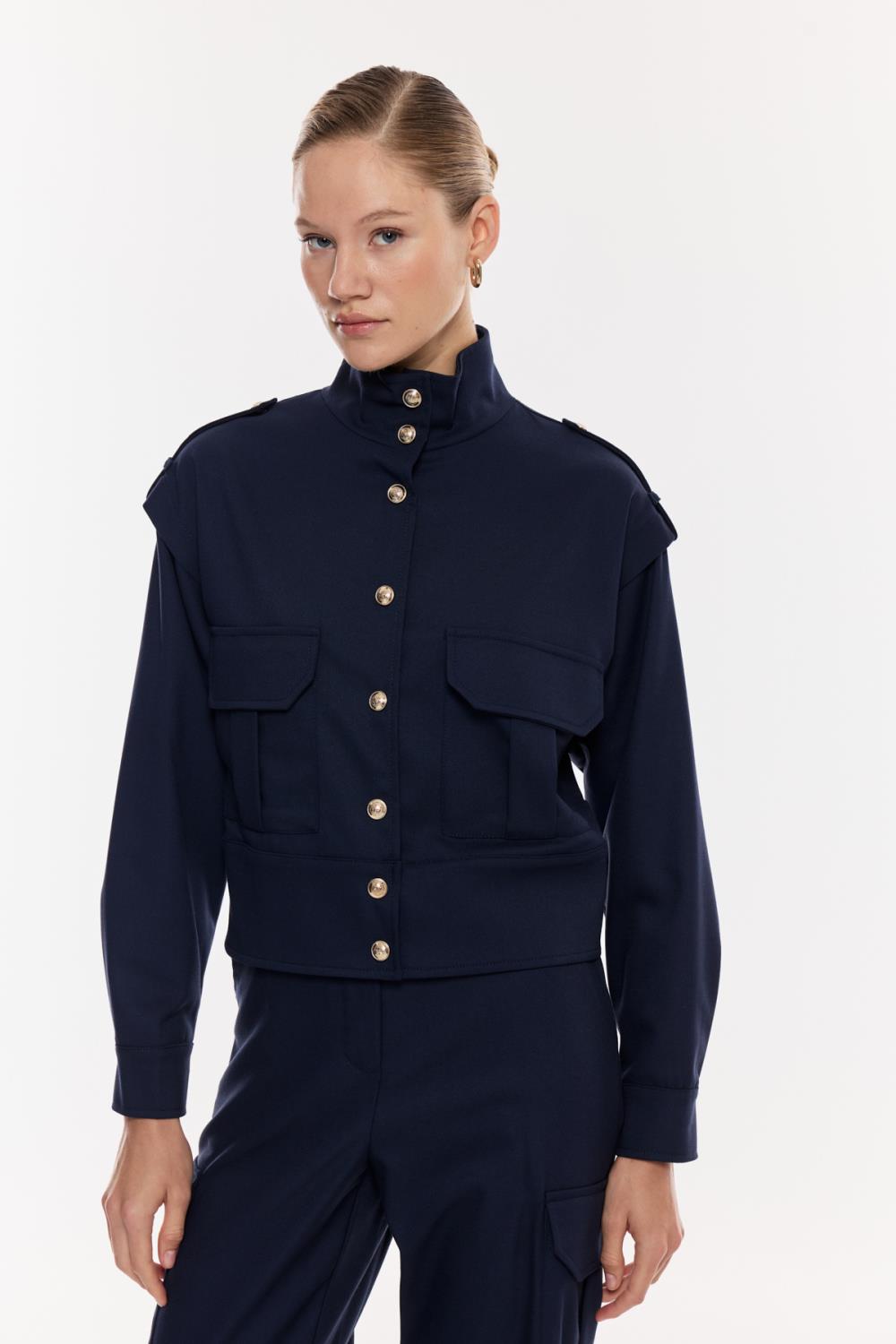 Yüksek Yakalı Düğme Detaylı Takım