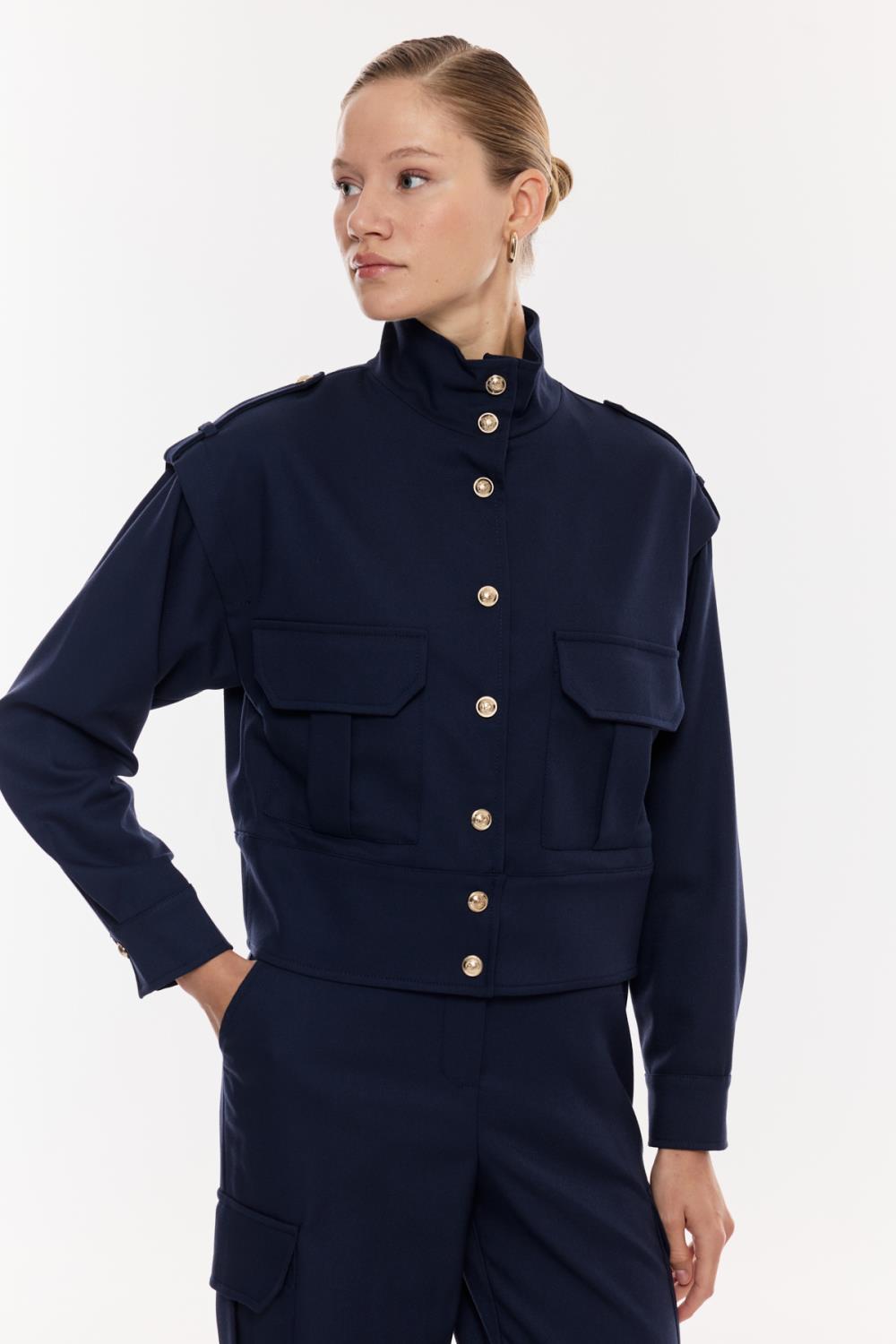 Yüksek Yakalı Düğme Detaylı Takım