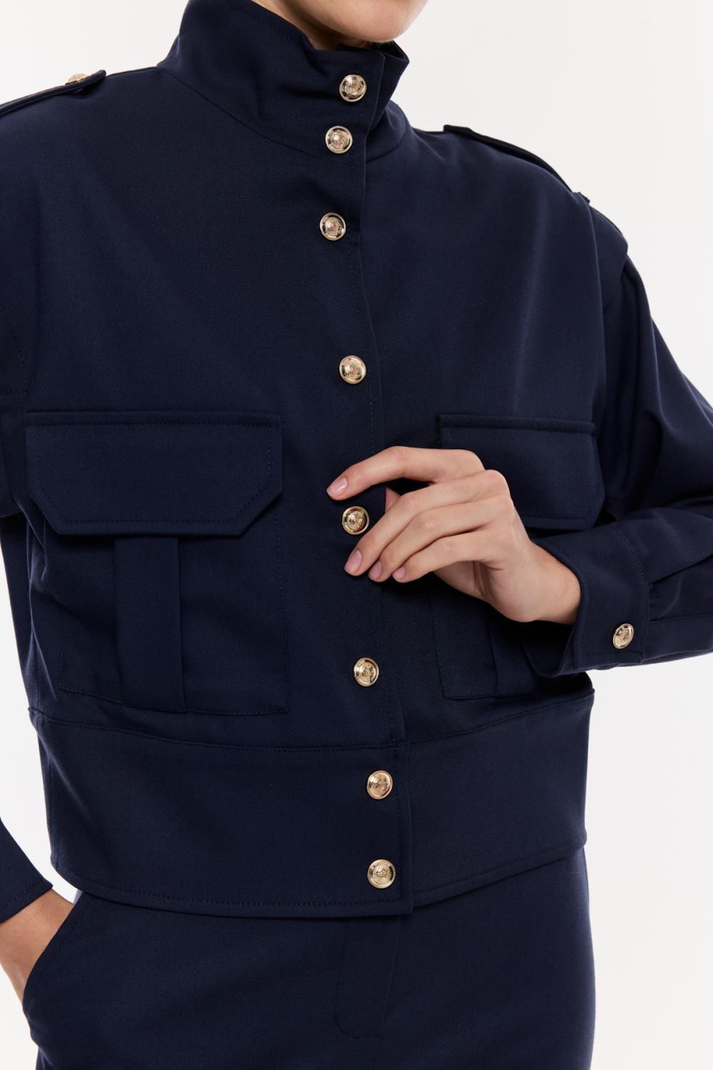 Yüksek Yakalı Düğme Detaylı Takım