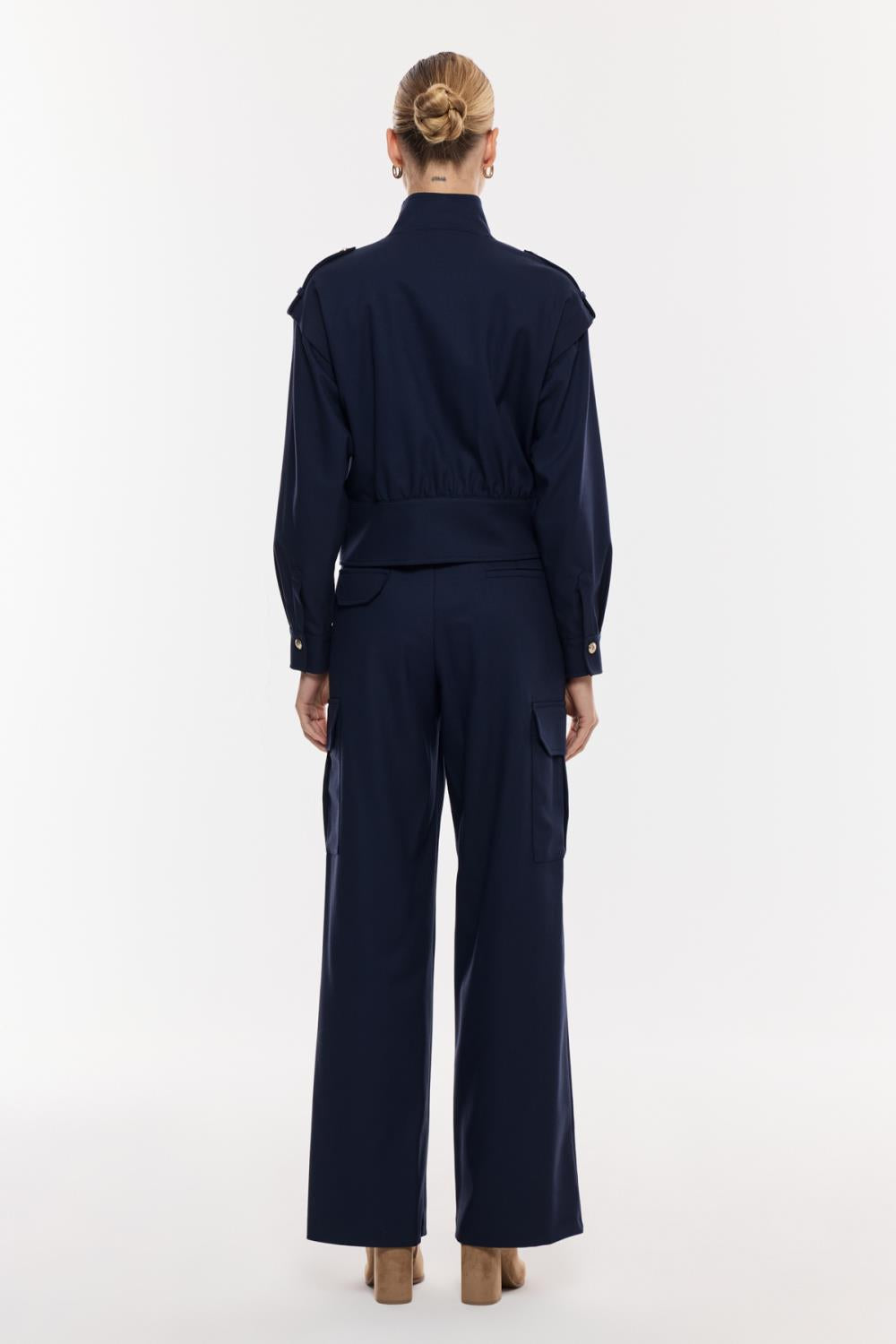 Yüksek Yakalı Düğme Detaylı Takım