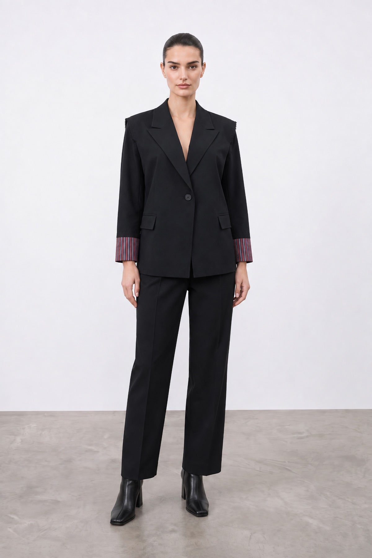 Siyah Manşet Detaylı Vatkalı Blazer Ceket