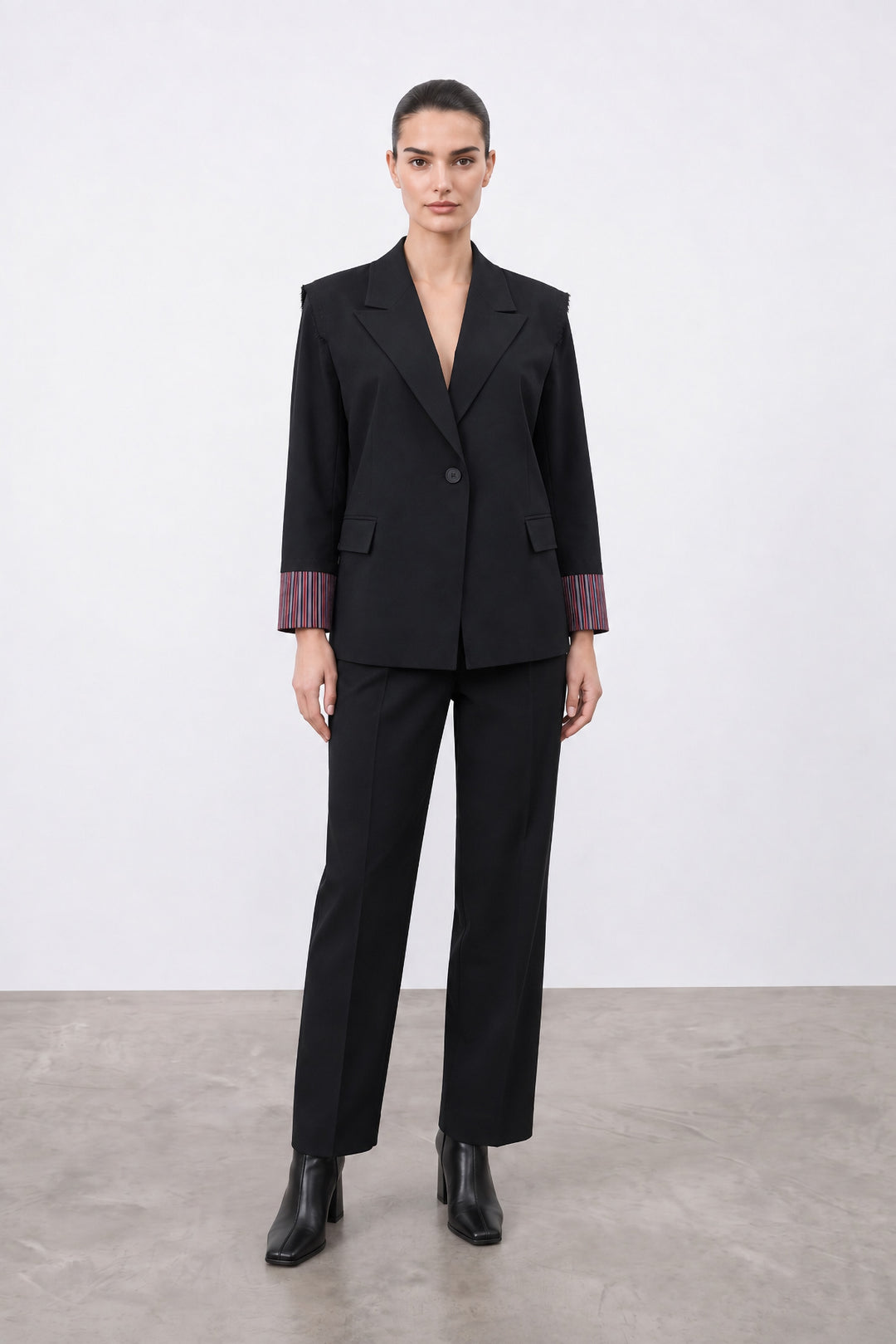 Siyah Manşet Detaylı Vatkalı Blazer Ceket