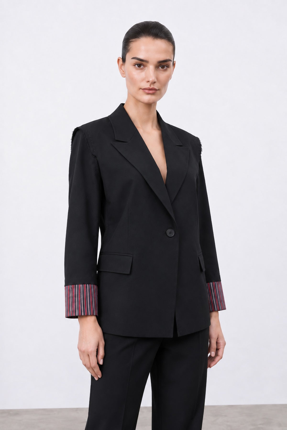Siyah Manşet Detaylı Vatkalı Blazer Ceket