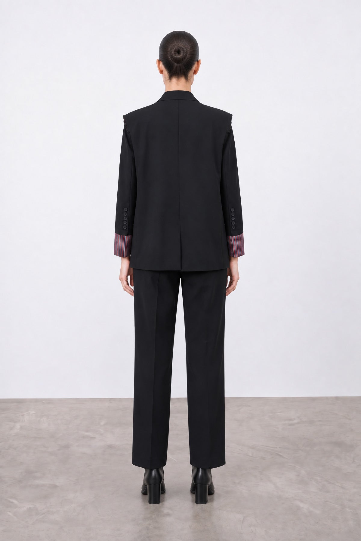 Siyah Manşet Detaylı Vatkalı Blazer Ceket