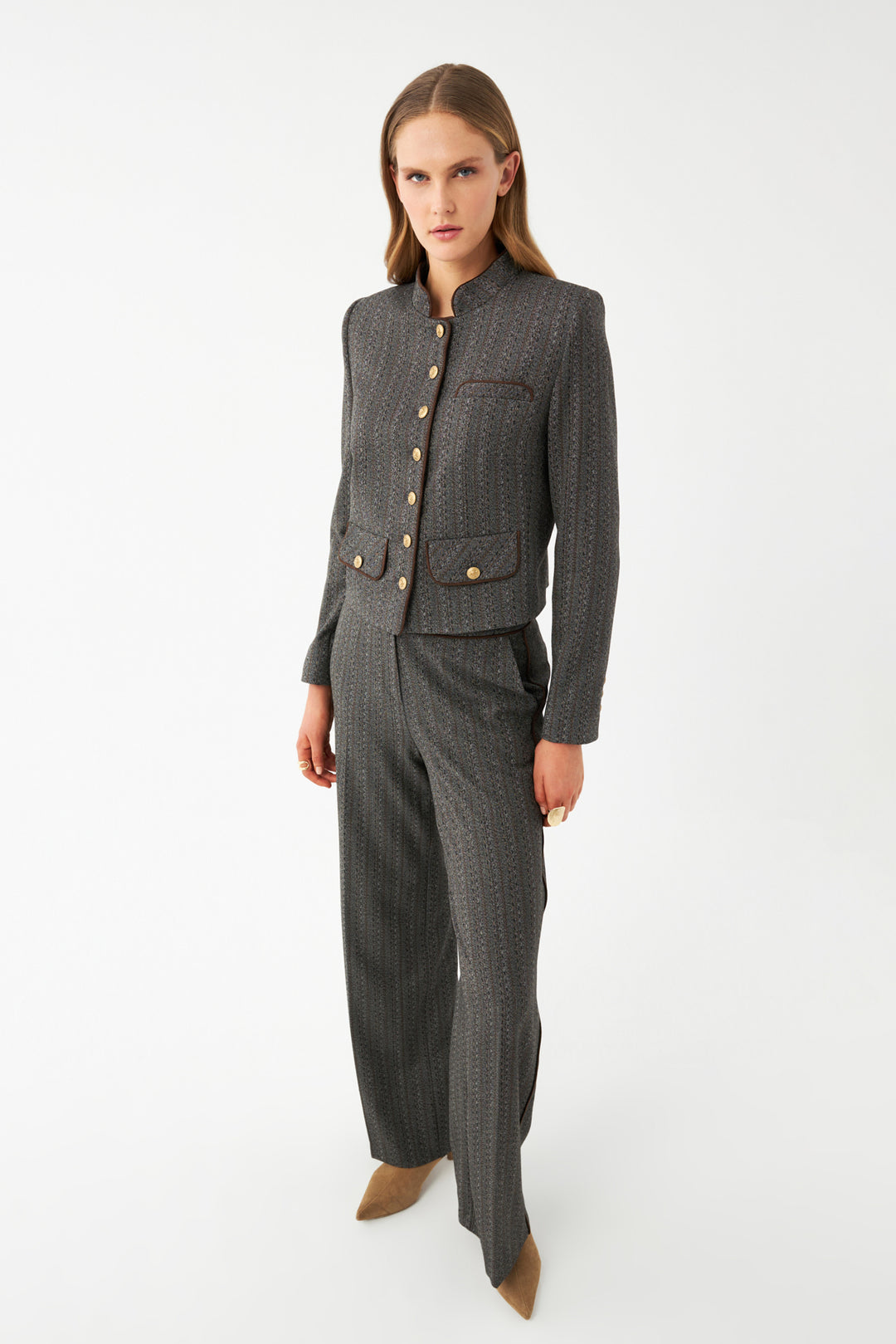 Desenli Kadın Takım – Düğmeli Kısa Blazer Ceket ve Bol Paça Pantolon
