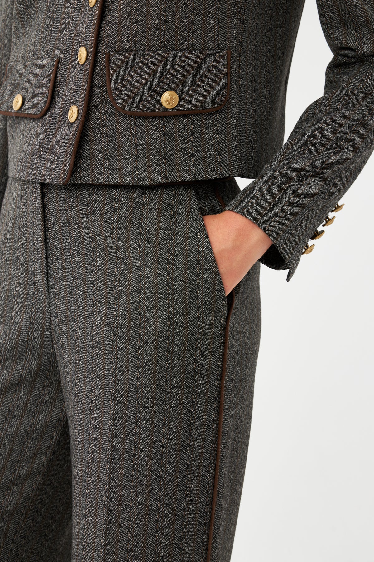 Desenli Kadın Takım – Düğmeli Kısa Blazer Ceket ve Bol Paça Pantolon