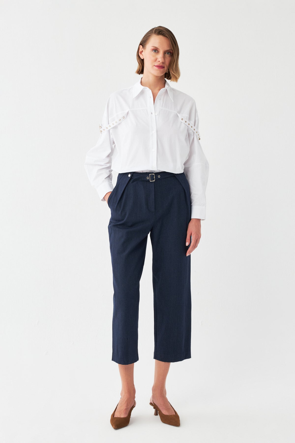 Lacivert Crop Pantolon – Metal Tokalı Şık Tasarım