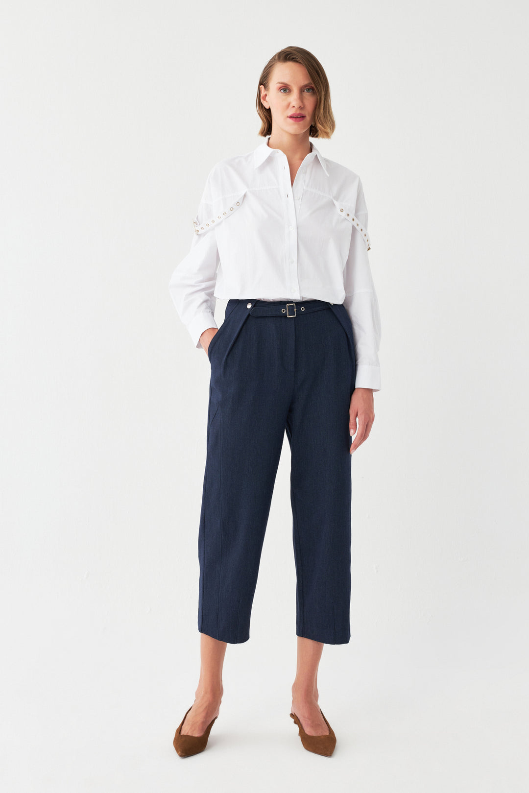 Lacivert Crop Pantolon – Metal Tokalı Şık Tasarım