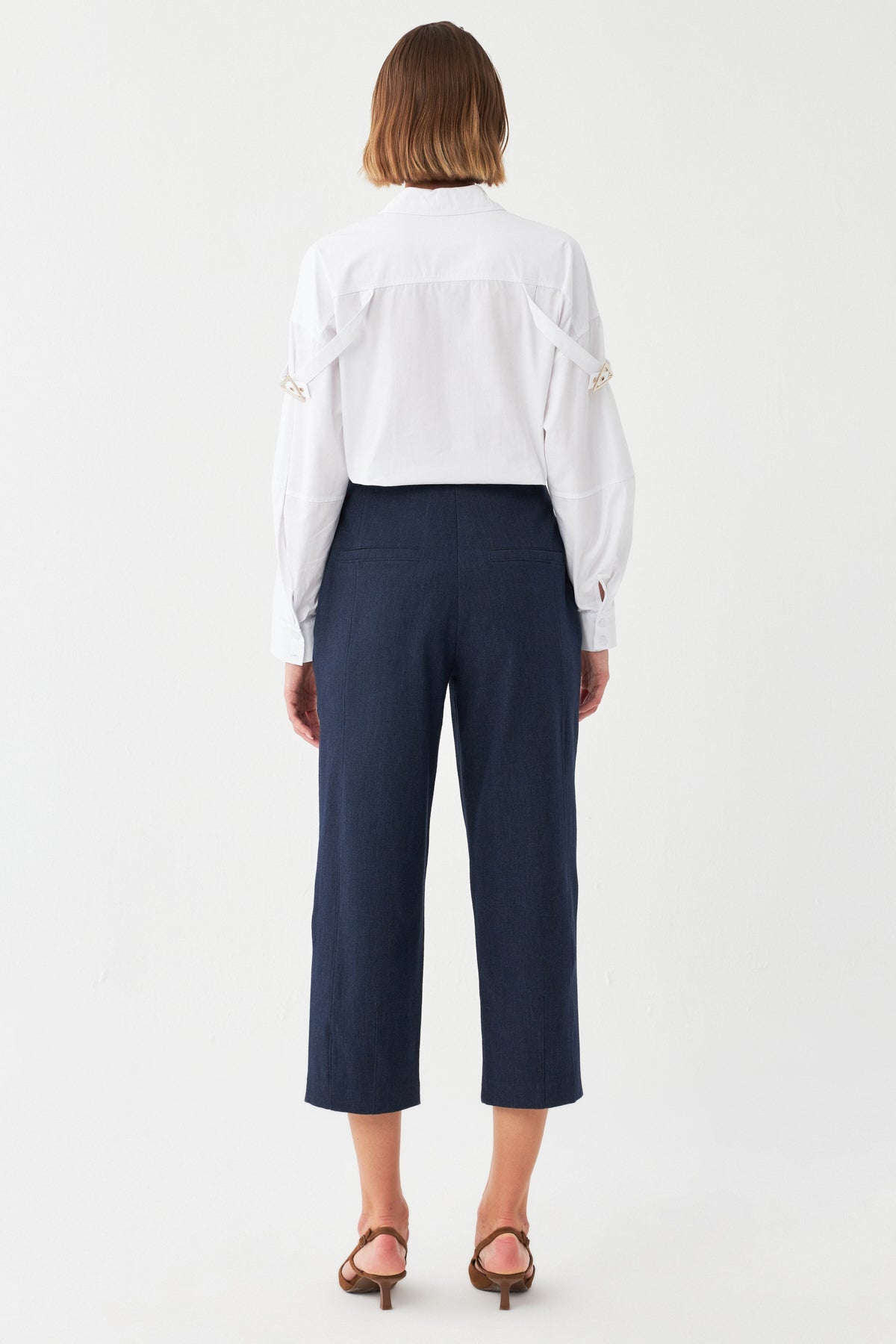 Lacivert Crop Pantolon – Metal Tokalı Şık Tasarım