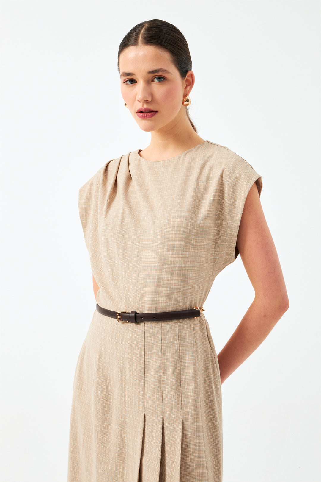 Desenli Kemer Detaylı Pileli Midi Elbise - Bej