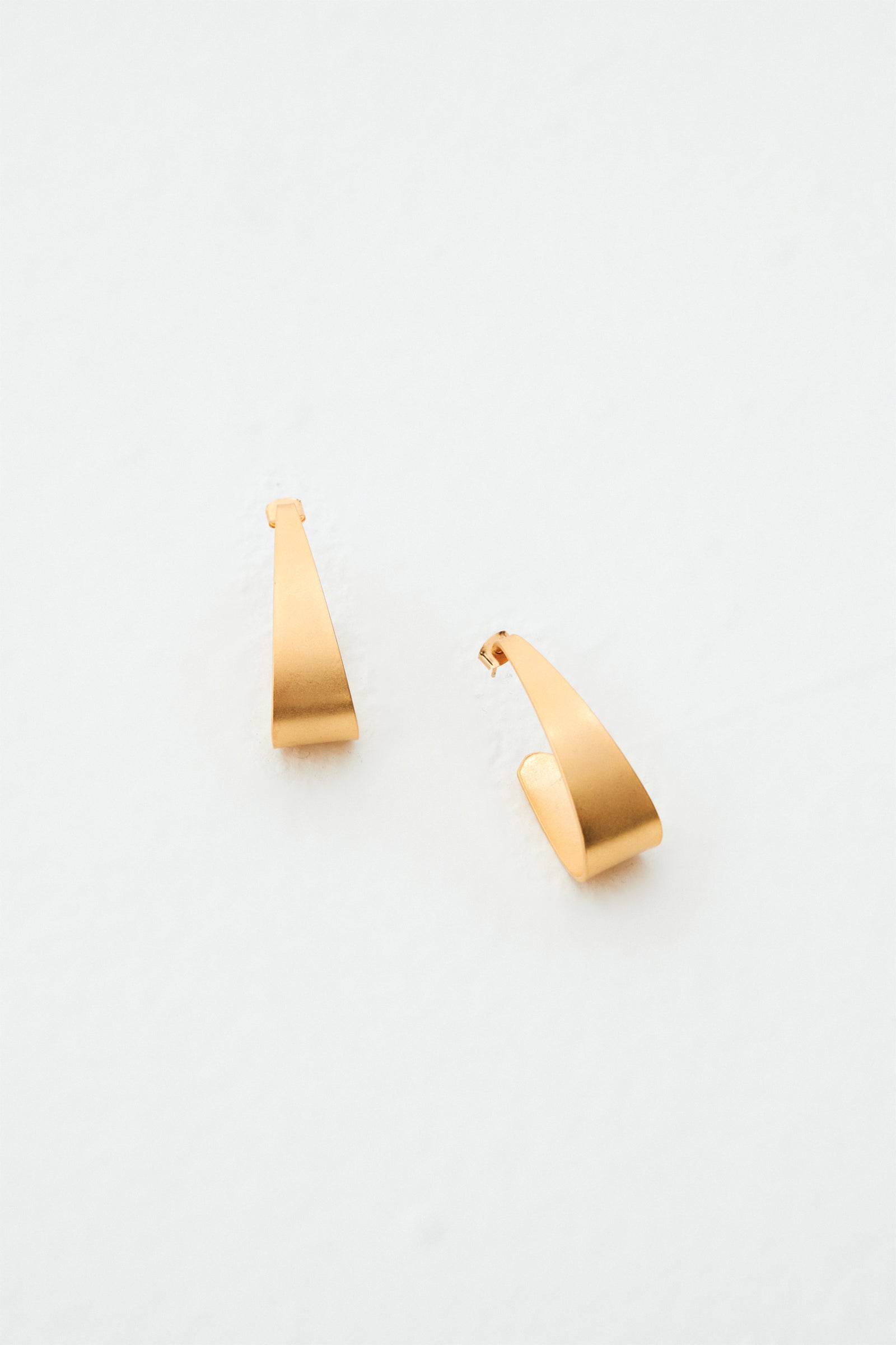 Gold Kıvrımlı Formlu Küpe