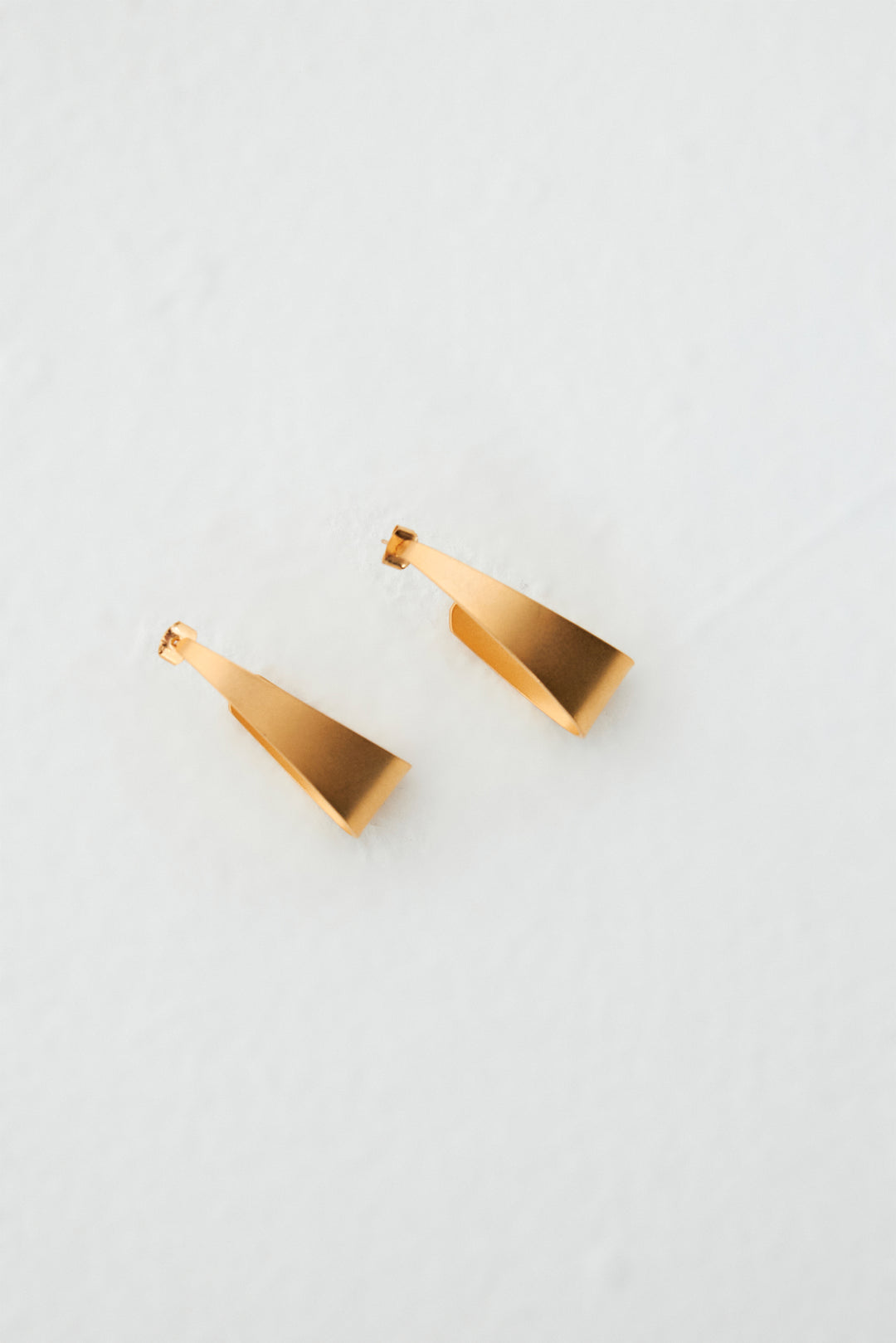 Gold Kıvrımlı Formlu Küpe