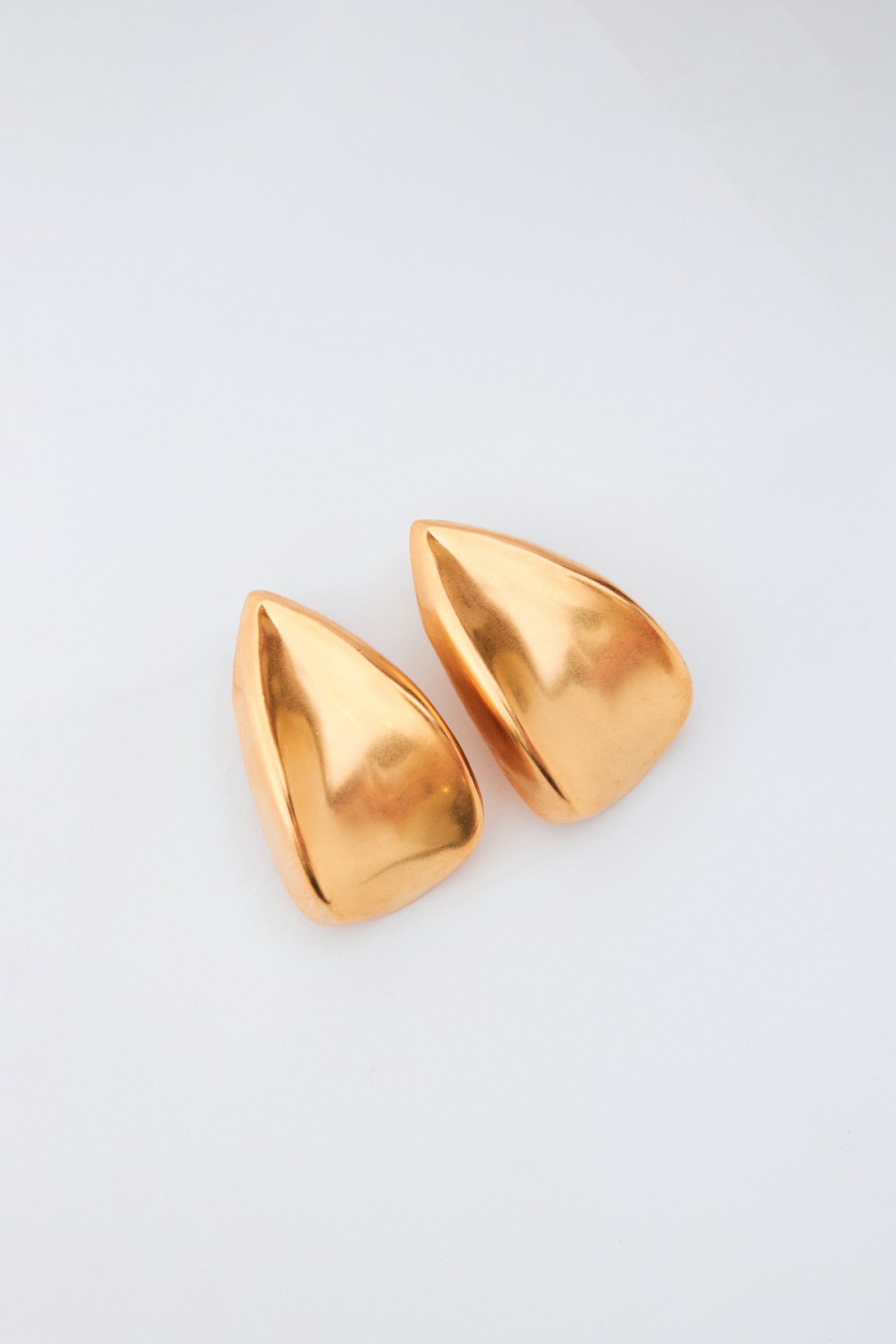 Gold Damla Formlu Parlak Küpe