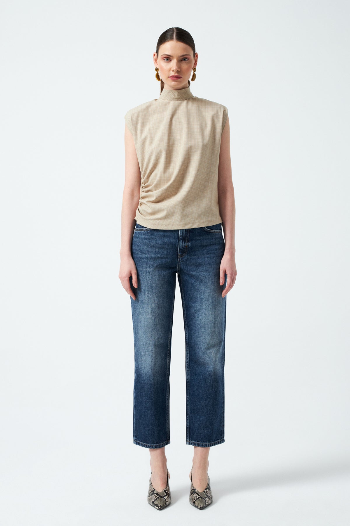 Dik Yaka Yanı Drapeli Sıfır Kol Bluz BEJ