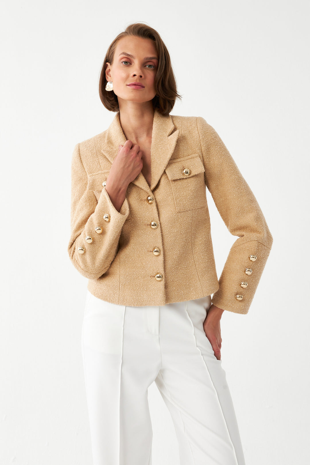 Kadın Bej Altın Düğmeli Kısa Blazer Ceket