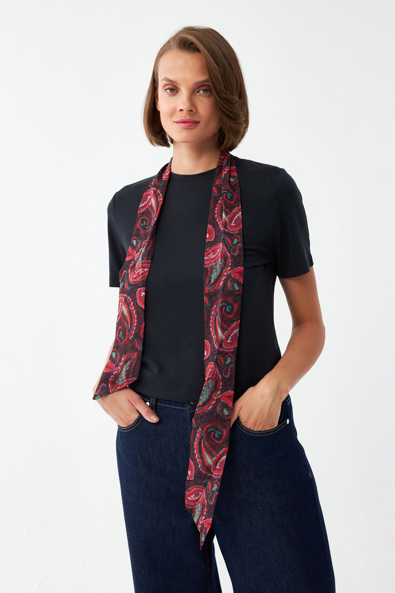 Desenli Fular Detaylı Tişört