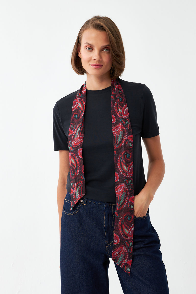 Desenli Fular Detaylı Tişört