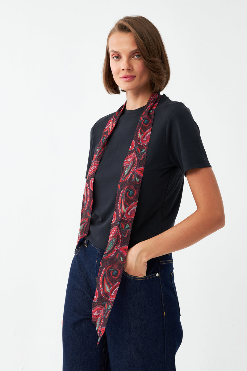 Desenli Fular Detaylı Tişört