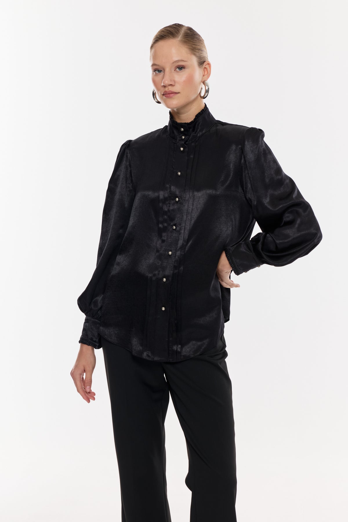 Saten Dokulu Düğme Detaylı Gömlek