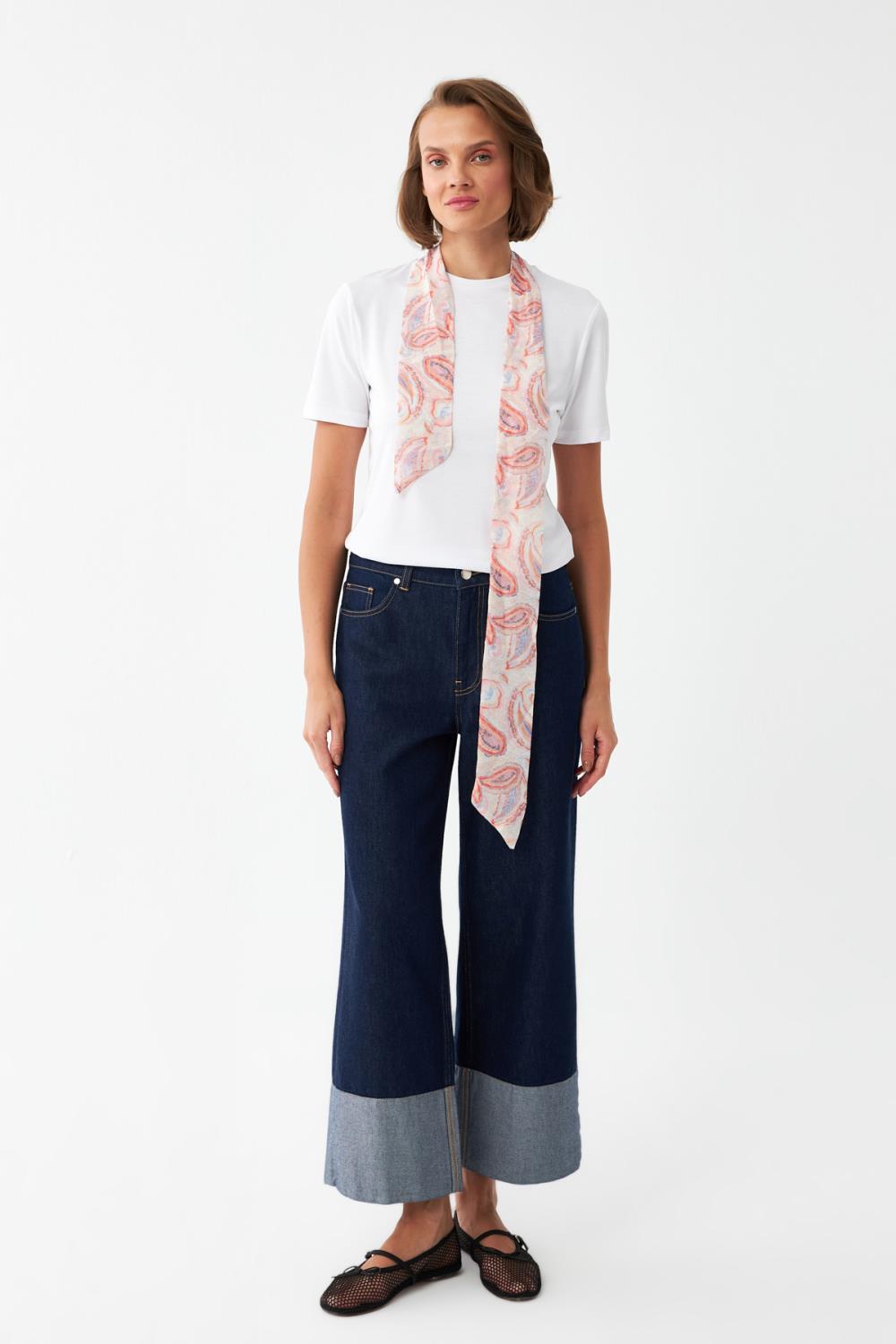 Desenli Fular Detaylı Tişört