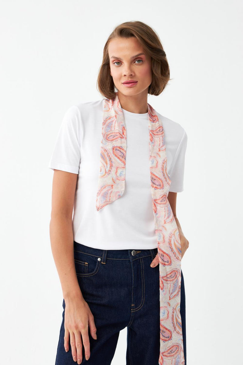 Desenli Fular Detaylı Tişört