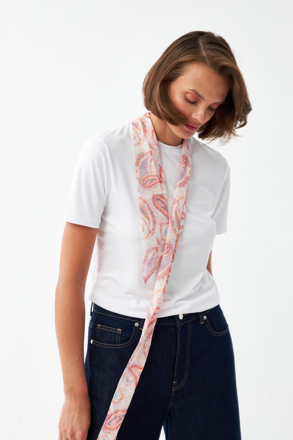 Desenli Fular Detaylı Tişört