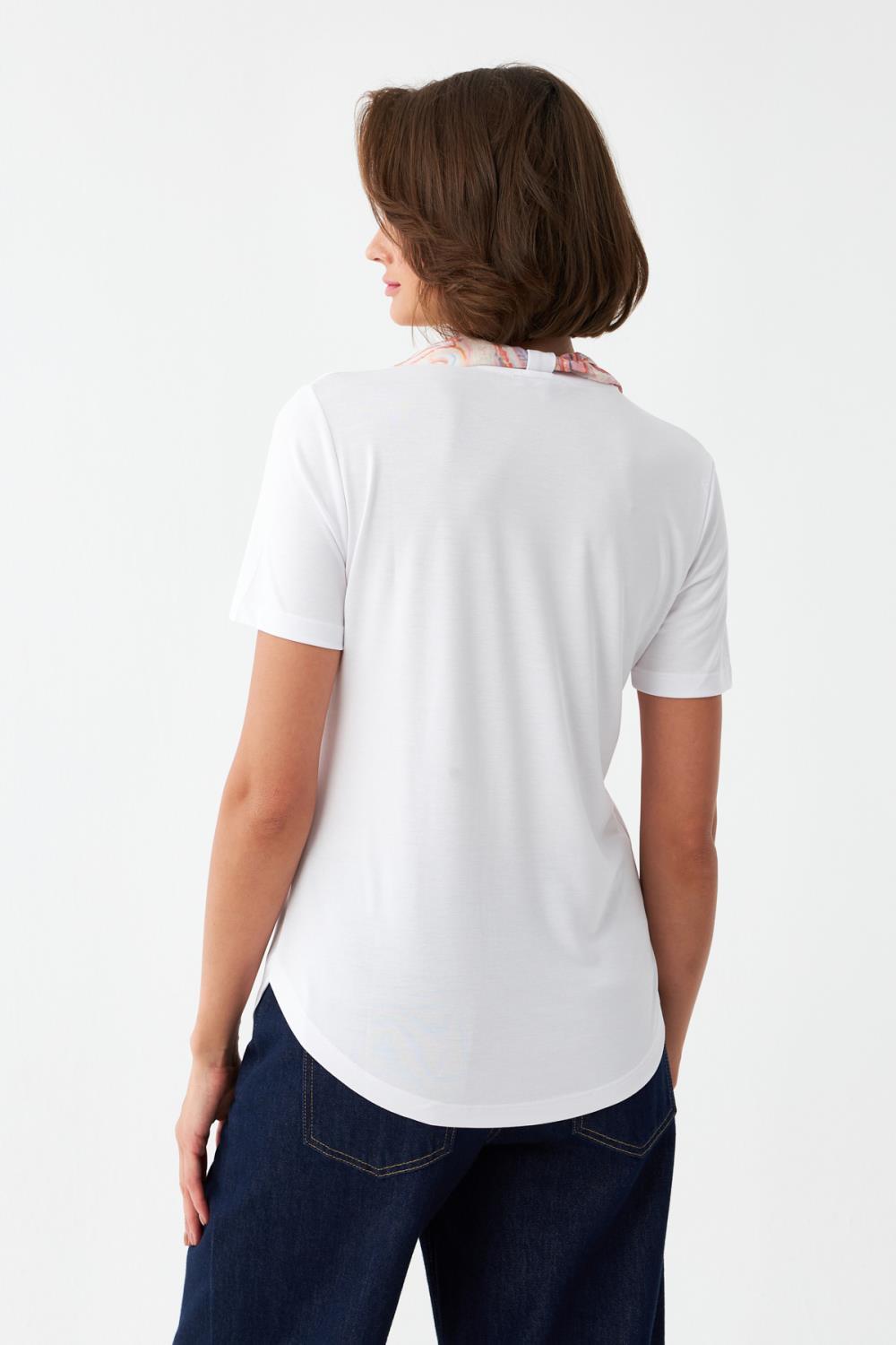 Desenli Fular Detaylı Tişört