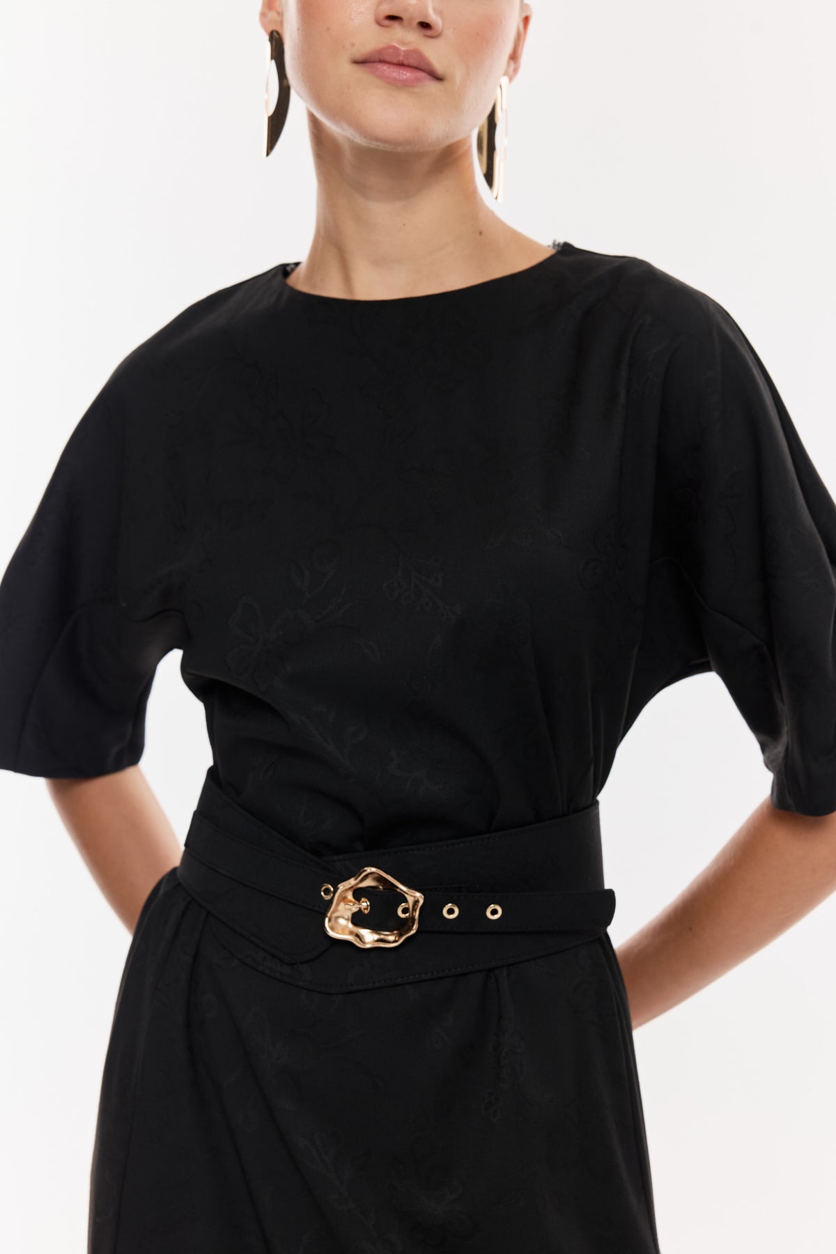 Zincir Detaylı Yırtmaçlı Midi Elbise